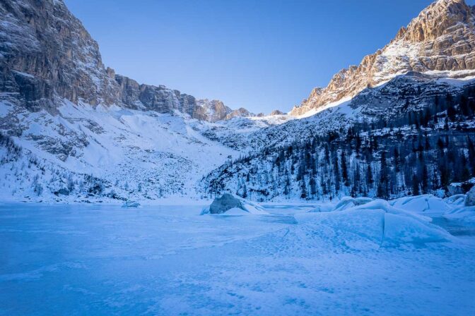 Blick über den Lago di Sorapiss Richtung Forcella Sora la Cengia del Banco