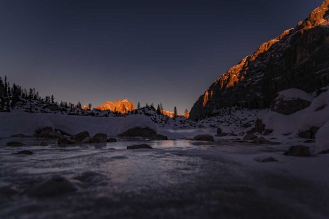 Bergsee Lago di Sorapiss und beleuchtete Cadini di Misurina