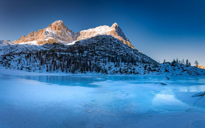 Der Sorapiss See un die Gipfel La Cesta und Cime del Laudo