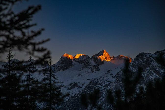 Alpenglühen über dem Cimon del Froppa, höchste Erhebung der Marmarole in den Cadorischen Dolomiten