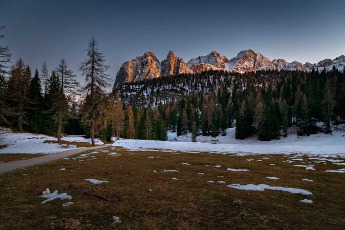 Hier, unter den Berggipfeln Cadin Di Marcoira, Cime di Laudo und La Cesta startet der Steig 215