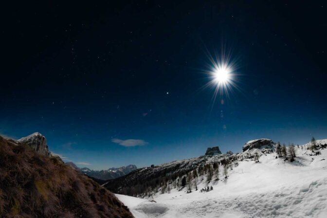 Nachtfoto im Herzen der Dolomiten: Tofane, Cinque Torri und Averau