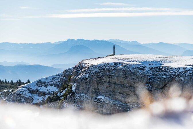 Das Roen Gipfelkreuz im Winter