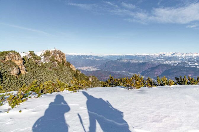 Heute fallen unsere Schatten sehr lange aus. Blick Richtung Roen und Bozen