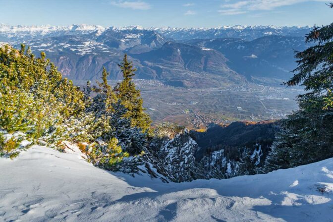 Kerzengerade unter dem Gipfel des Roens am Ende des Höllentals liegt Tramin