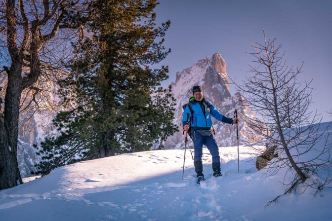 Schneeschuhwandern, im Hintergrund der Cimon della Pala