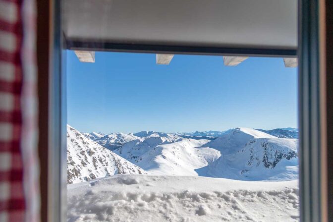 Ausblick auf den Kesselberg, die Sarntaler Alpen und die Dolomiten