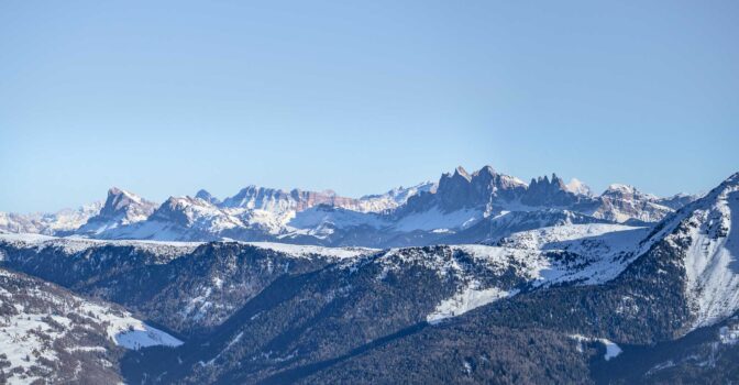 Was für ein Dolomitenblick: Peitlerkofelgruppe, Heiligkreuzkofelgruppe und Geislergruppe (v.l.n.r.)