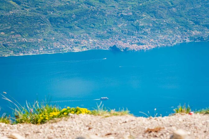 Blick über den Gardasee hinüber an das Ostufer mit Malcesine