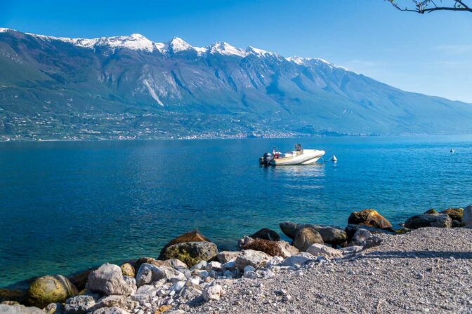 Blick über das Gardameer hinüber Richtung Malcesine