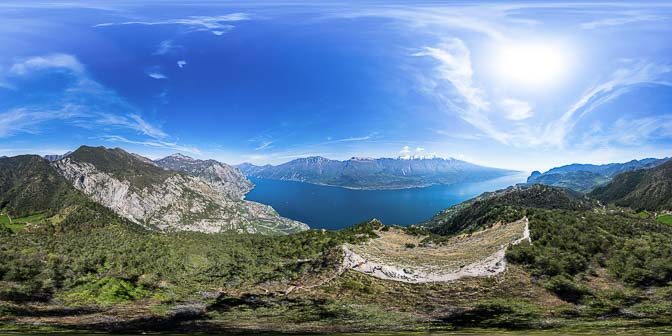 Blick vom Monte Bestone auf Limone und den Gardasee