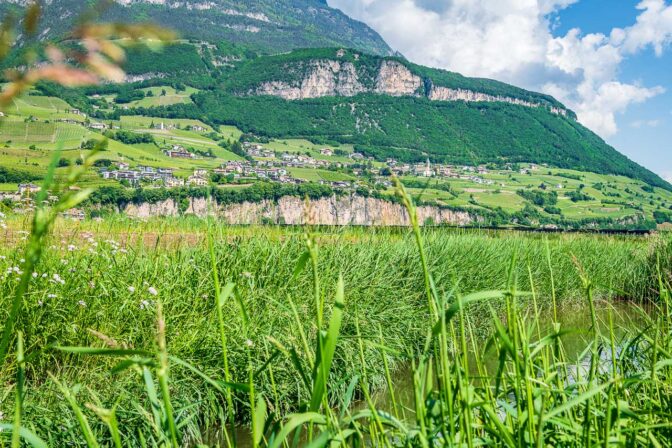 Vom Großen Graben ist die Felsstufe, welche Kurtatsch auf eine Sonnenterrasse hebt, schön zu sehen.