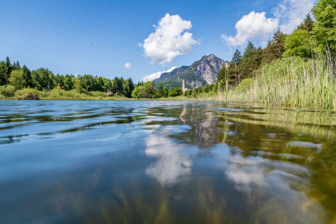 Der Fennberger See mit dem St. Leonhard Kirchlein und der Wiggerspitze mit Weitwinkel