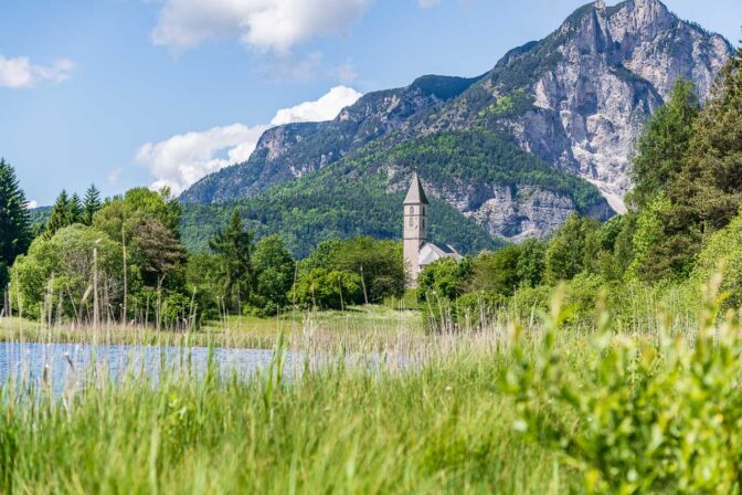 Der Fennberger See mit dem St. Leonhard Kirchlein und der Wiggerspitze mit Normalwinkel