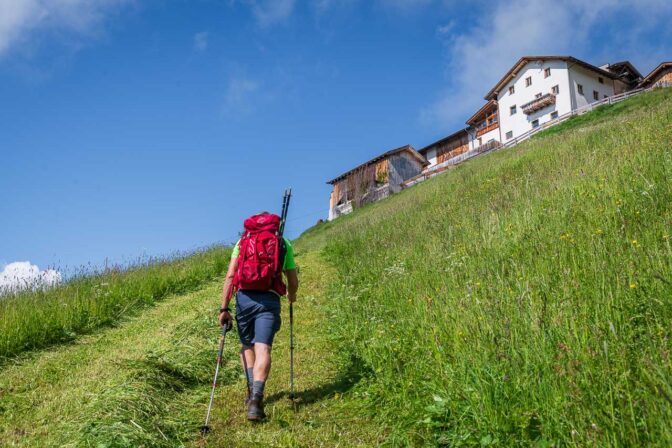 Die ersten wenigen Meter geht es steil berauf