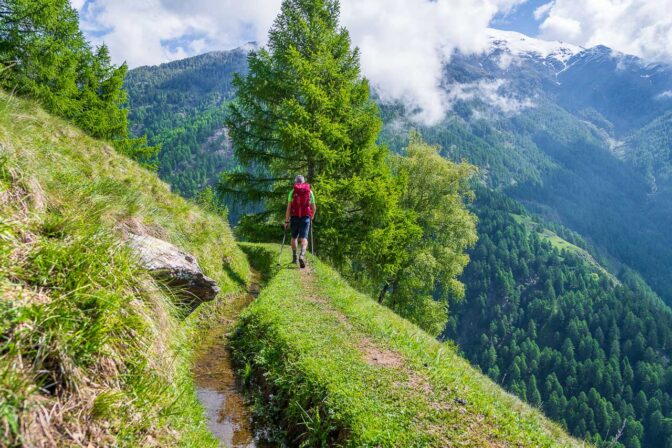 Was für ein herrliches Rinnsaal, so ein Berg-Waalweg ist ein Traumhlandrauntal, Waalweg, wandern