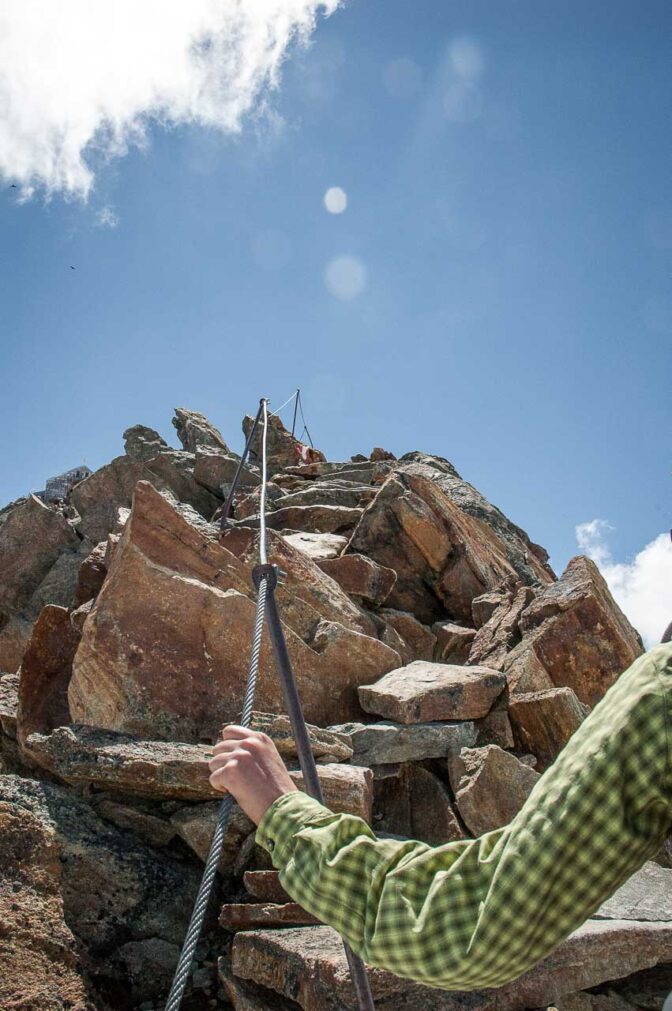 Ein versicherter Klettersteig geleitet den Bergsteiger auf den Becherfelsen zum Becherhaus hinauf.