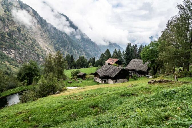 Wir starten unsere Bergtour bei den urigen Rappen Höfen im Kalmtal, einem Seitental des Passeiertals.