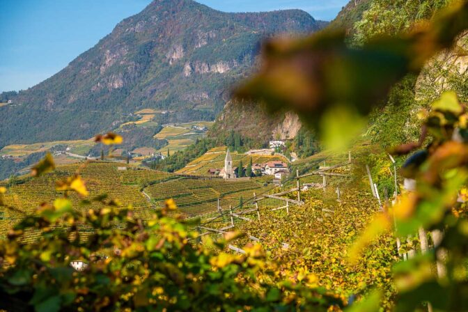 Blick auf das herbstliche Weindorf St. Magdalena oberhalb von Bozen