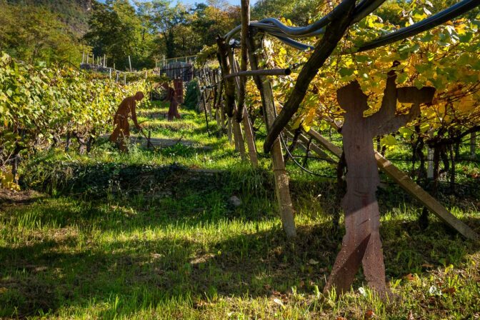 Auf dem Weinwanderweg Rebe trifft man auf Wimmer (= Weinleser) aus Cortenstahl.