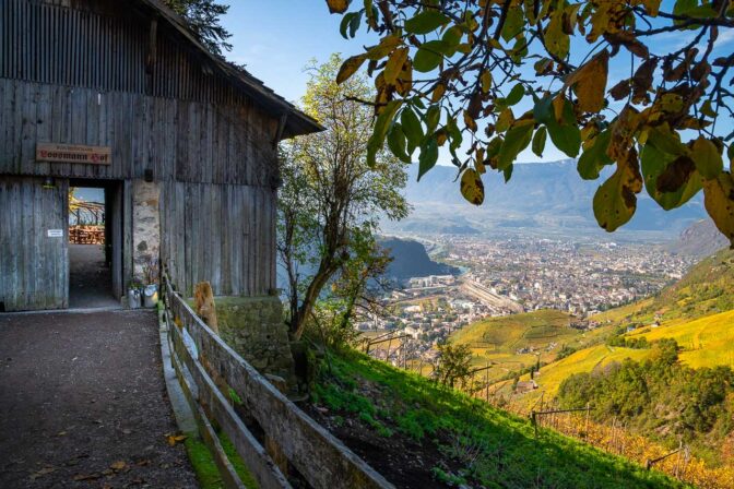 Der Eingang zum Buschenschank Loosmannhof. Unten im Tal Bozen mit der Fraktion St. Magdalena