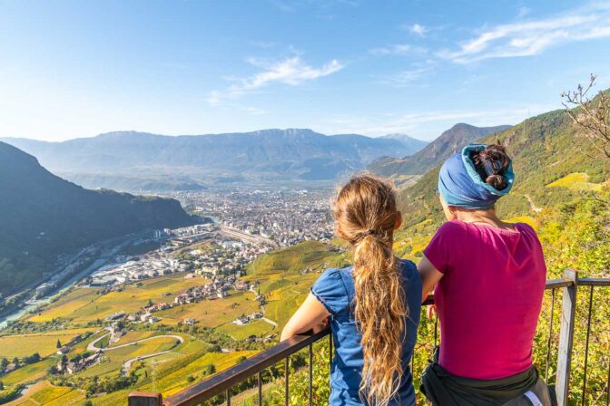 Eine solche Aussichtskanzel trifft man gerne an. Sie befindet sich im oberen Teil des Weinwanderweges Rebe im Flaumeichengürtel.