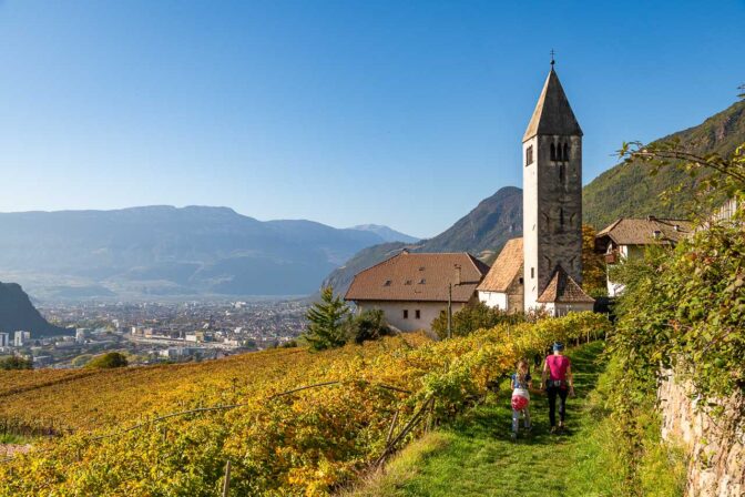 Das schöne St. Justina, mit Bozen im Hintergrund