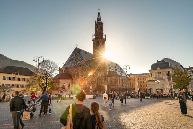 Auf dem Bozner Walterplatz mit Blick auf den Bozner Dom