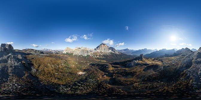 360° Ausblick vom Fuße des Averau auf den Dolomitenpass Falzarego mit Lagazuoi, Tofane und Cinque Torri