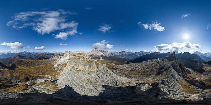 Die imposante Wand des Monte Nuvolau mit der Berghütte Rifugio Nuvolau.