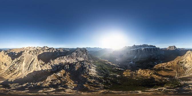 Blick zu den Cirspitzen in der Puezgruppe. Gegenüber der mächtige Seelastock, unten im Tal das Grödner Joch.