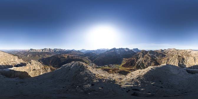 Auf dem Gipfel des Sassongher (2.665 m) mit herrlichem Rundblick auf die Bergwelt rund um den Sassongher.