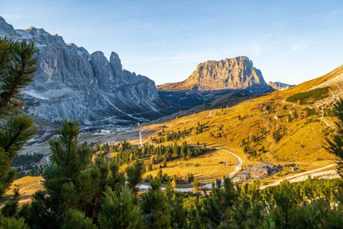 Blick auf das Grödner Joch mit dem Langkofel im Hintergrund