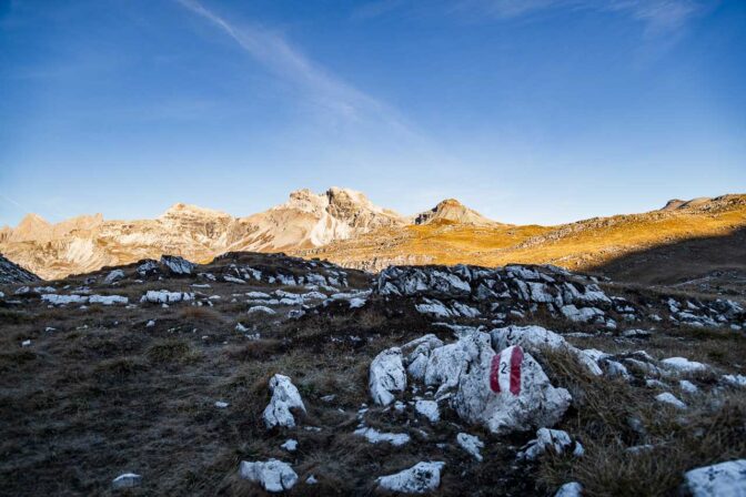 Die Puez-Hochfläche mir Blick im Naturpark Puez-Geisler mit Blick auf die Puez Spitze