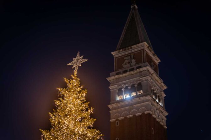 Der Christbaum steht schon vor dem Markusturm