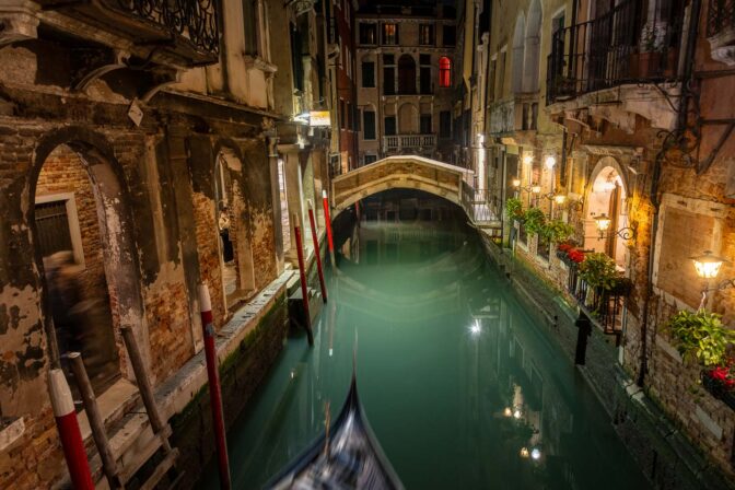 Blcik vom Ponte dei Bareteri auf den Ponte de le Acque