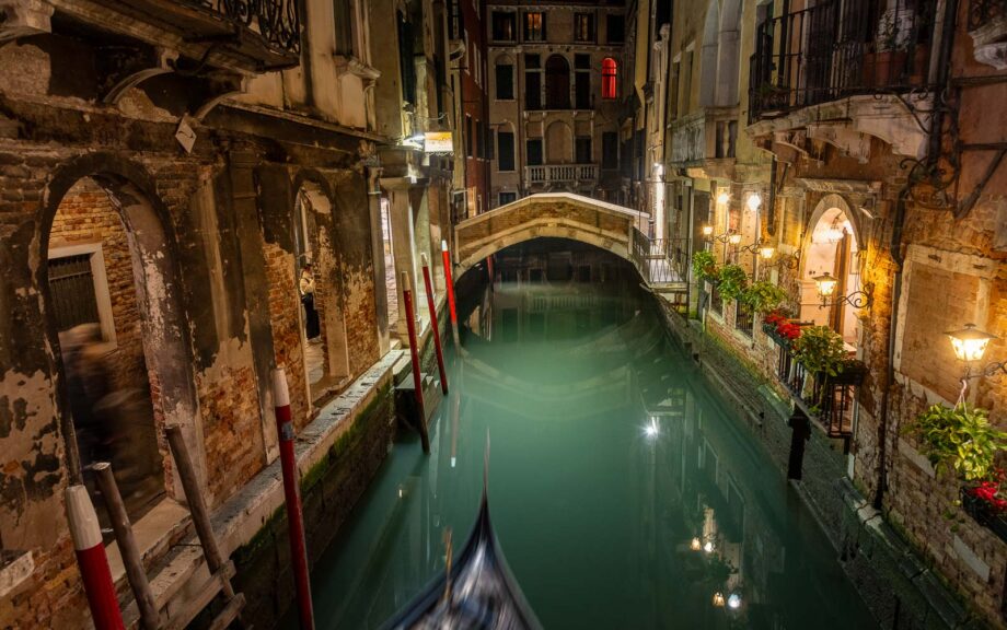 Blcik vom Ponte dei Bareteri auf den Ponte de le Acque